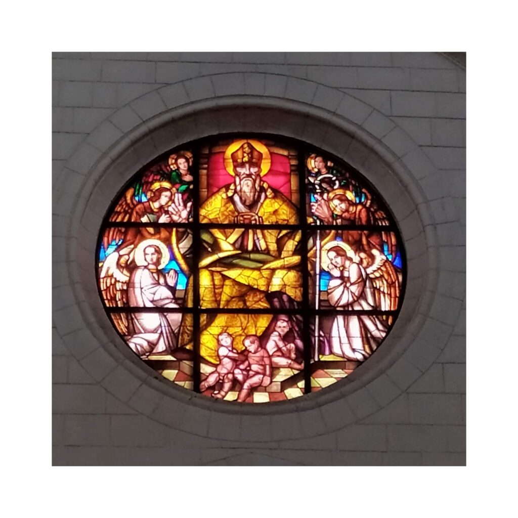 particolare della vetrata della chiesa